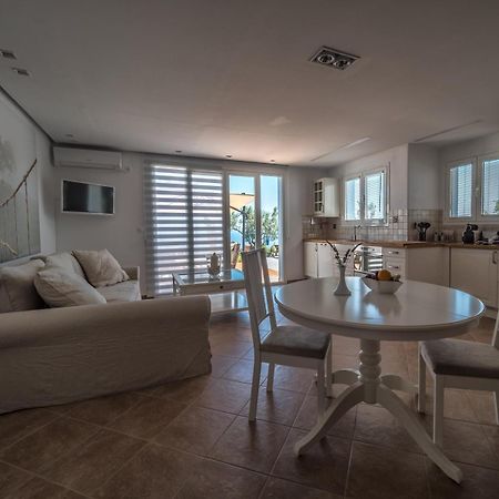 The Infinity 180 Luxury Suites Milia Bagian luar foto