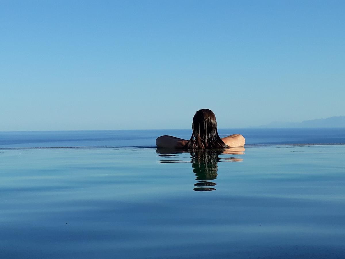 The Infinity 180 Luxury Suites Milia Bagian luar foto