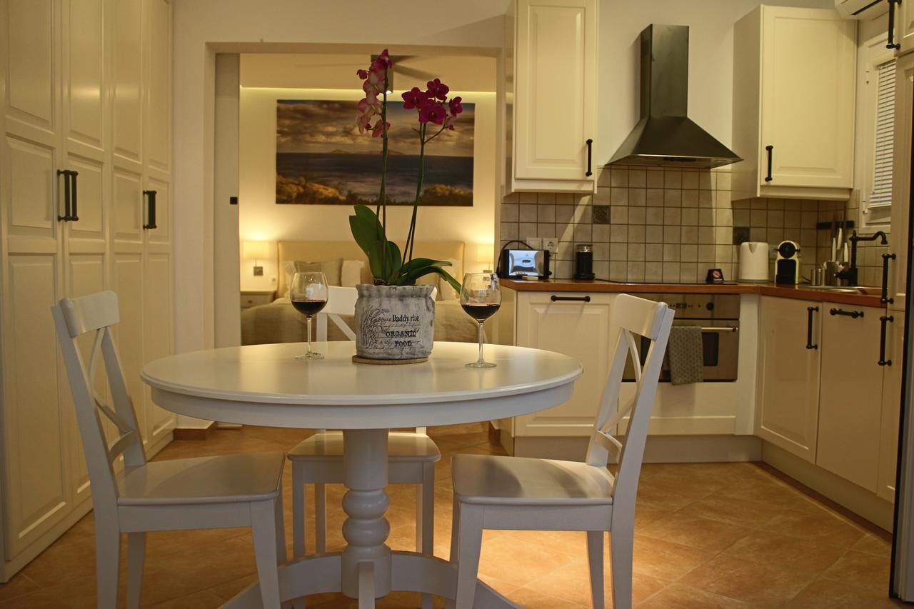 The Infinity 180 Luxury Suites Milia Bagian luar foto