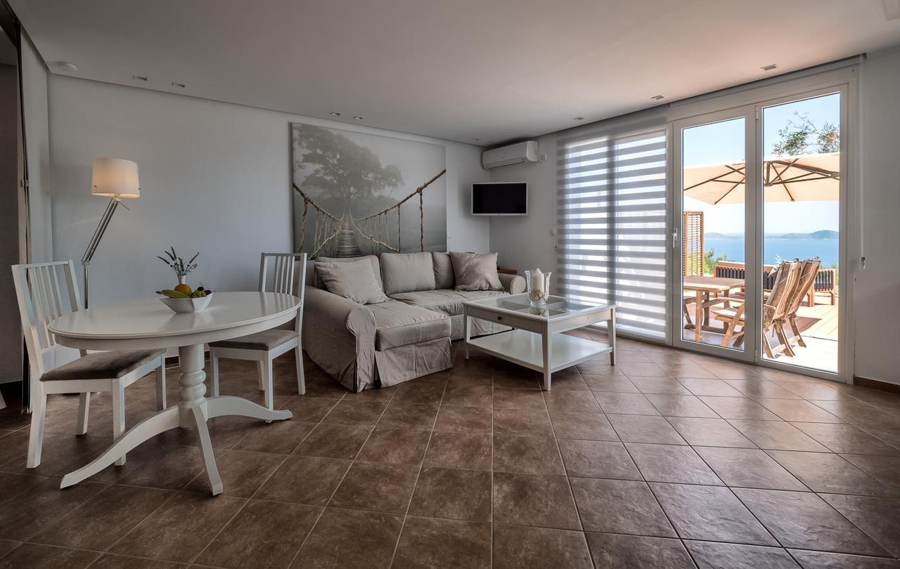 The Infinity 180 Luxury Suites Milia Bagian luar foto
